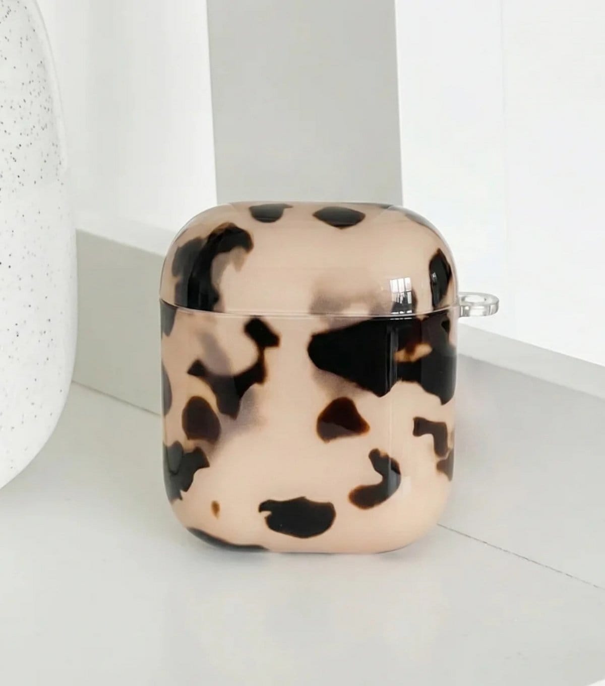 Coconut Lane Off White Tortoiseshell Effect Airpods Case Coconut Lane New Look - 1