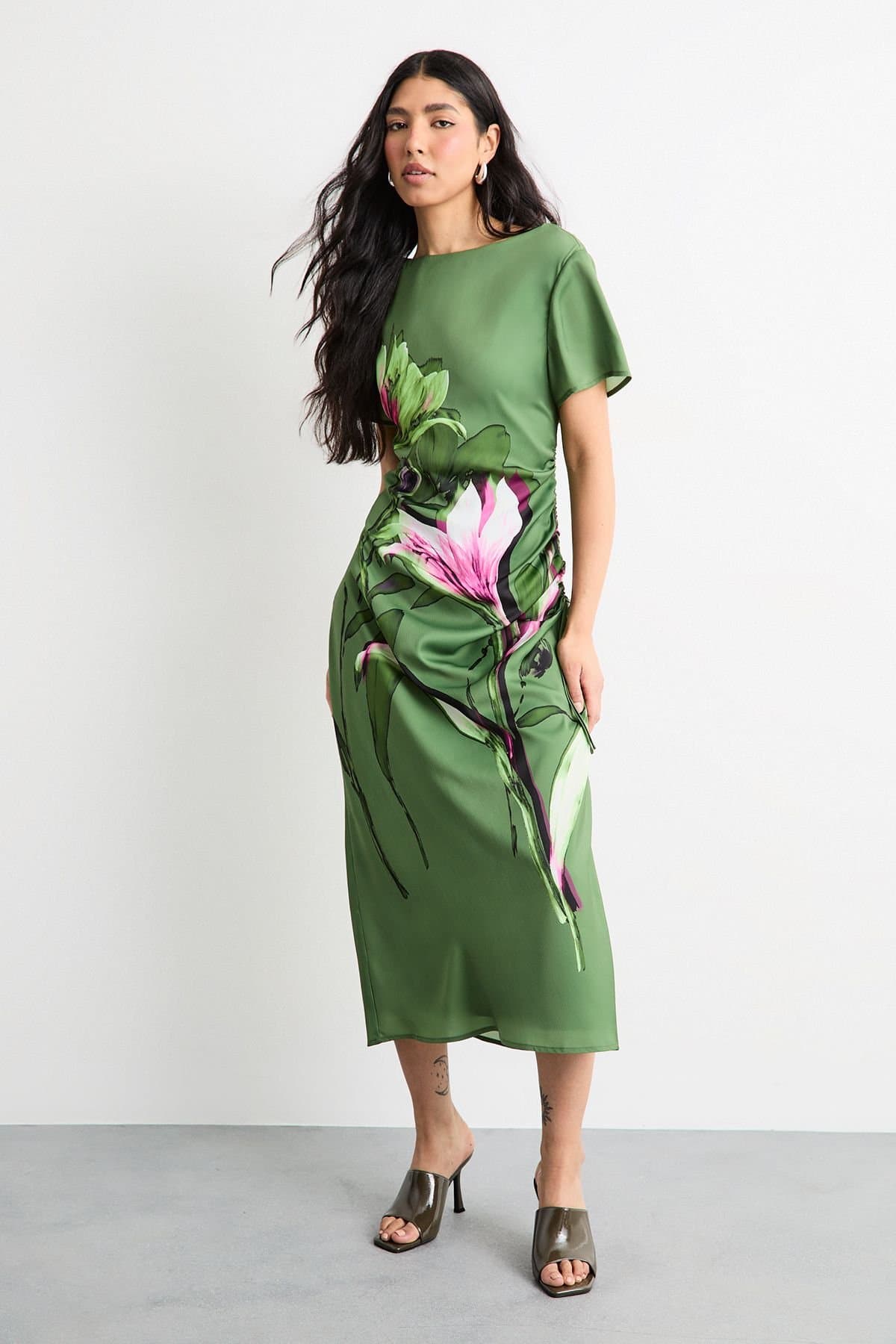 Warehouse Warehouse Women's Floral Printed Drawstring Waist Short Sleeve Midi Dress in Green