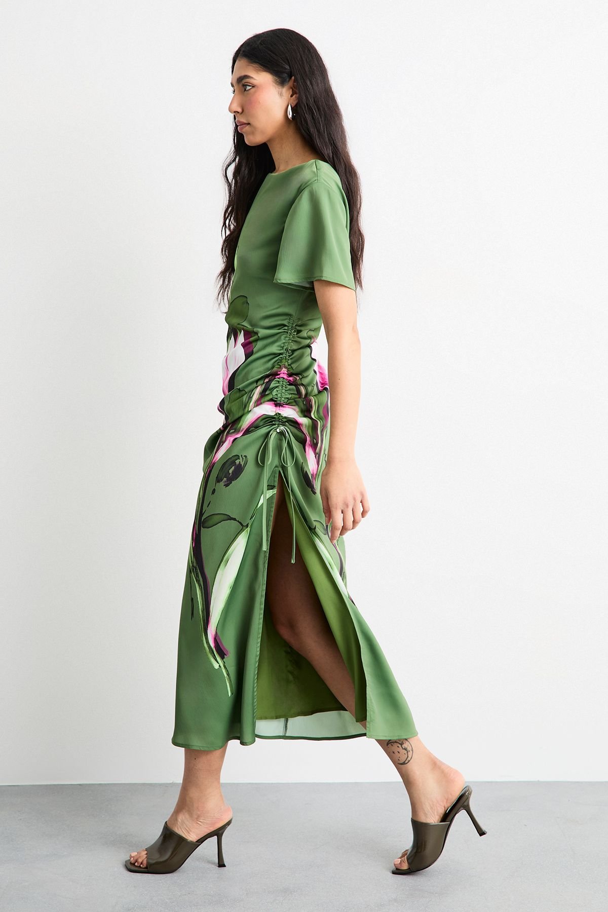 Warehouse Warehouse Women's Floral Printed Drawstring Waist Short Sleeve Midi Dress in Green - 4