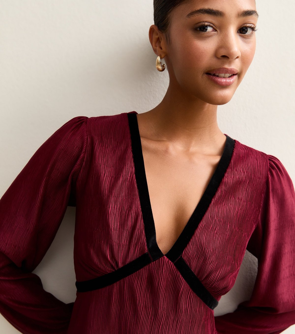 New Look Women's Dark Burgundy Plisse V-Neck Midi Dress New Look - 2