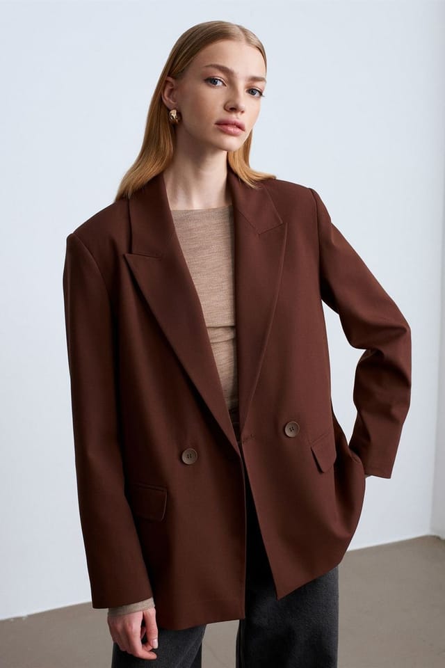 Dilvin Dilvin Women's Oversized Long Crepe Blazer Jacket in Chocolate - 2