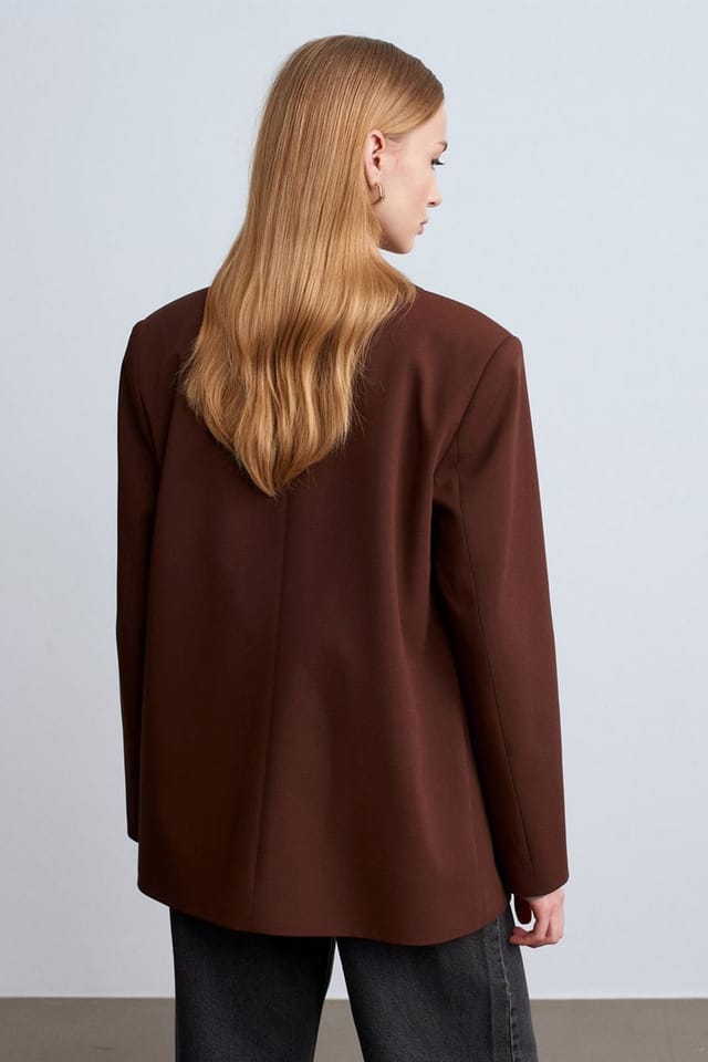 Dilvin Dilvin Women's Oversized Long Crepe Blazer Jacket in Chocolate - 3