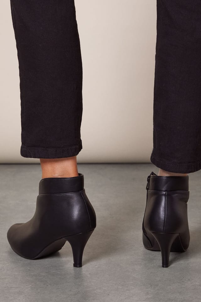 Wallis Wallis Women's Wide Fit Ashleigh Pointed Shoe Boots in Black - 2