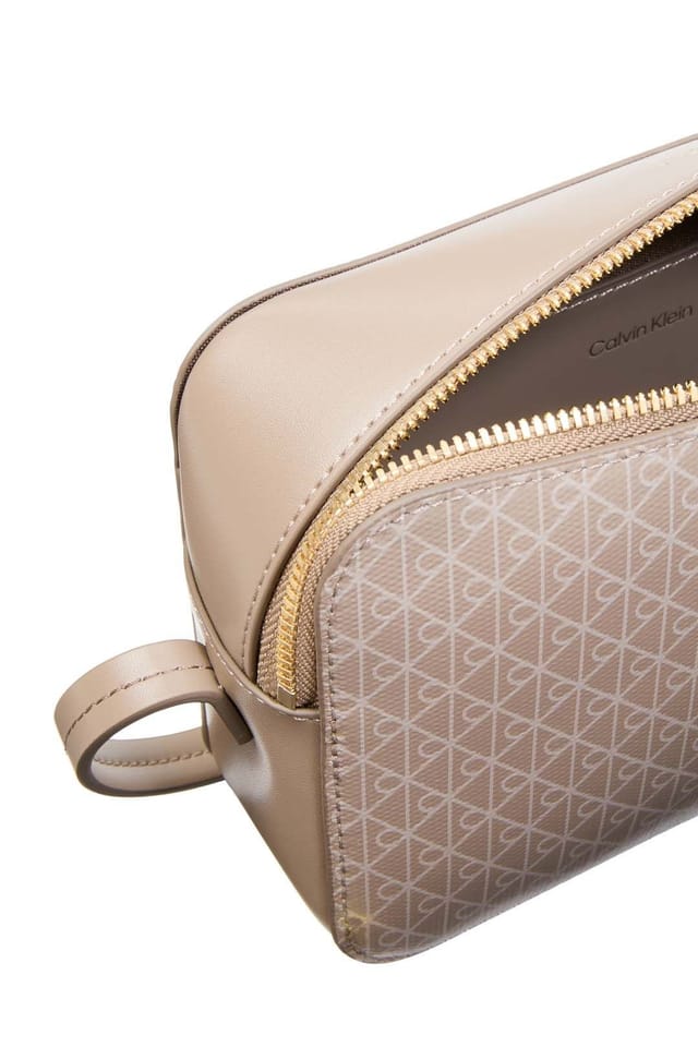 Calvin Klein Calvin Klein Women's Emblem Aop Elongated Camera Bag Desert Taupe Aop - 2