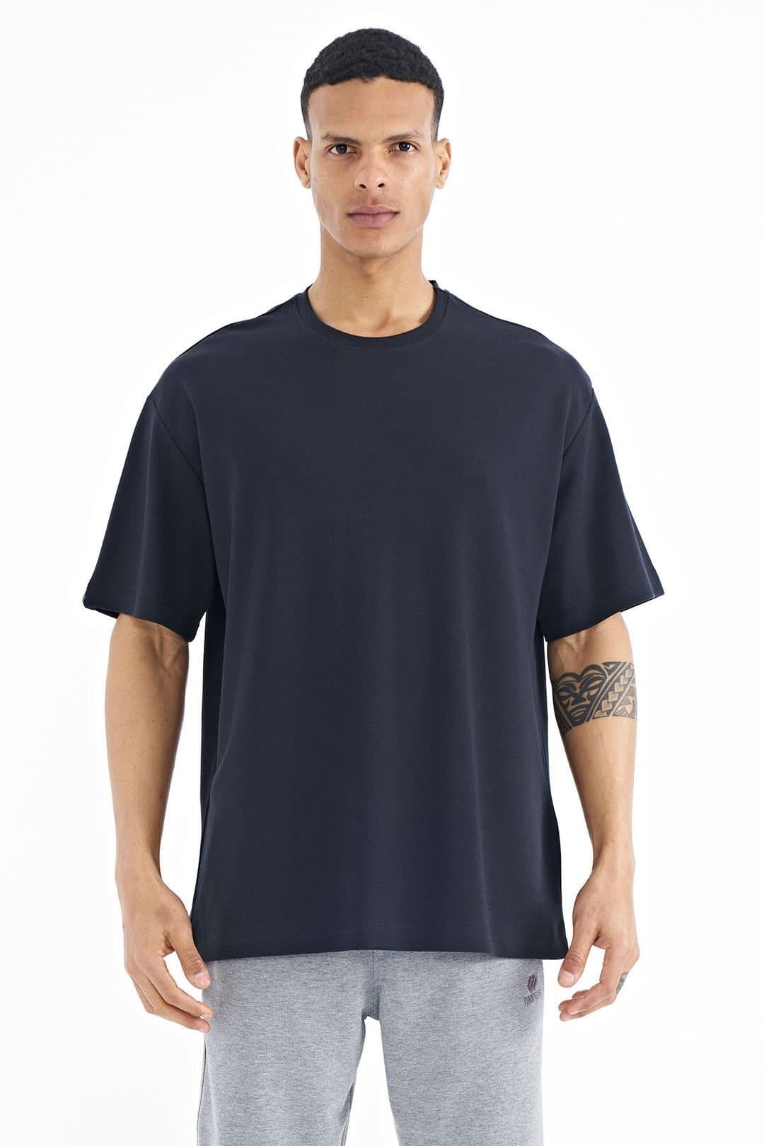Tommy Life Tommy Life Men's Oversized Cotton-Blend Crew Neck T-Shirt With Patch in Black