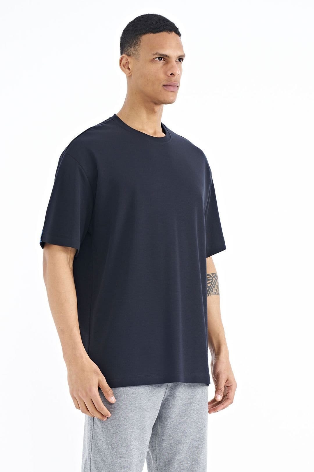 Tommy Life Tommy Life Men's Oversized Cotton-Blend Crew Neck T-Shirt With Patch in Black - 4