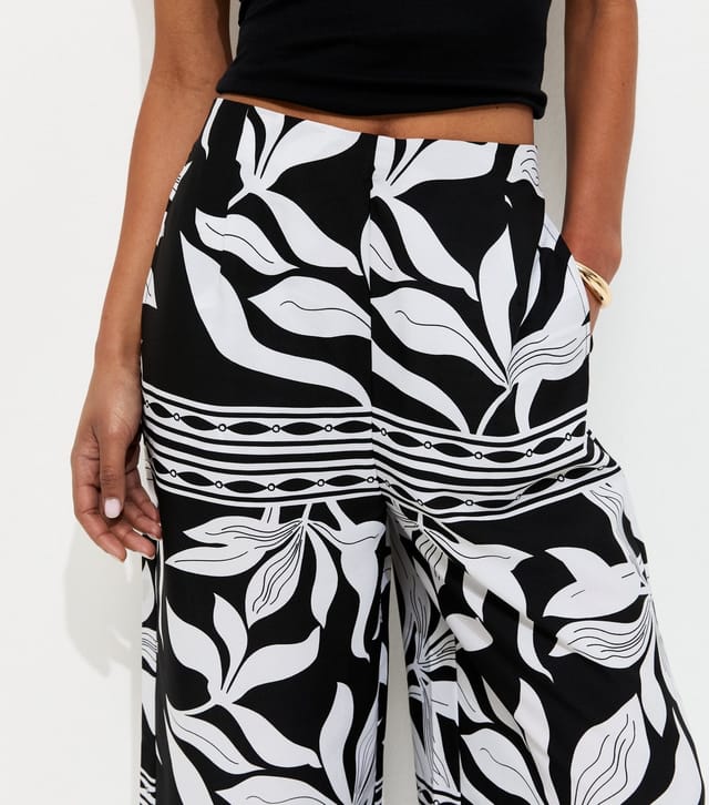 New Look Women's Black Leaf Print Cropped Wide Leg Trousers New Look - 2