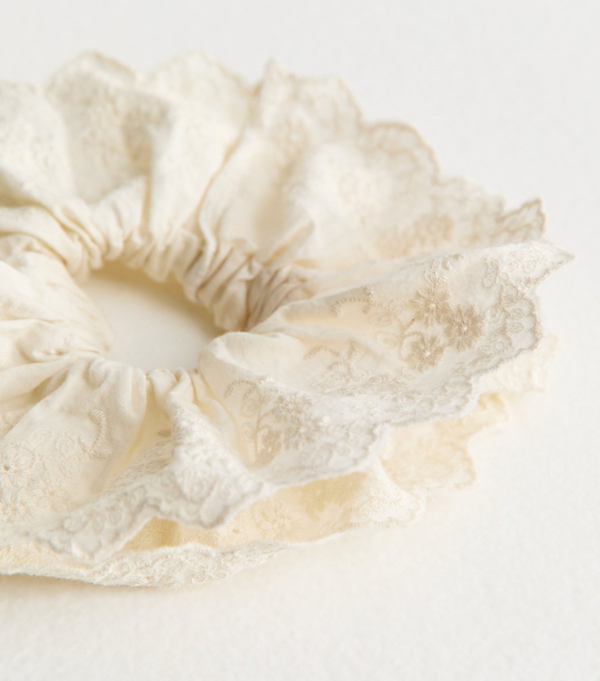 New Look Cream Oversized Broderie Anglaise Frilly Scrunchie New Look - 3