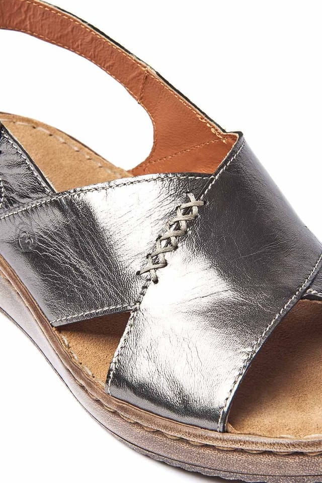 Moshulu Moshulu Women's 'Santa Barbara' Slingback Crossover Sandals in Metallic Silver - 3
