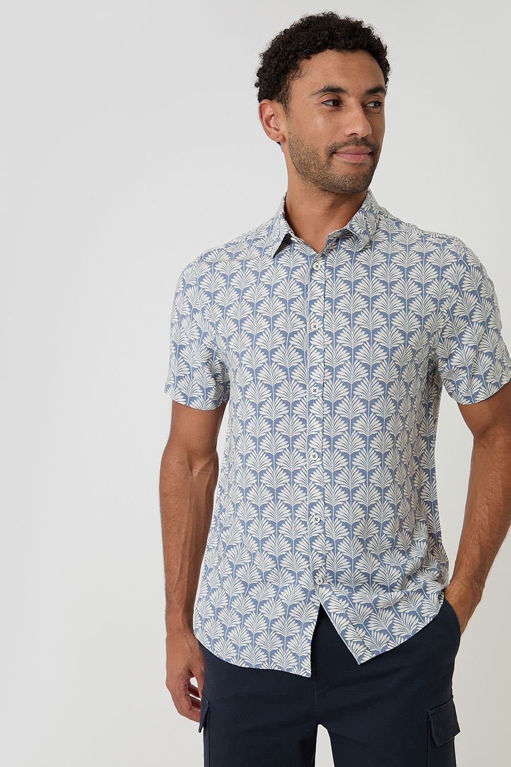 Threadbare Threadbare Men's Linear Leaf Print Short Sleeve Shirt in Blue