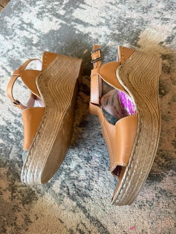 Moshulu Moshulu Tan leather lightweight sandals. Size 5
