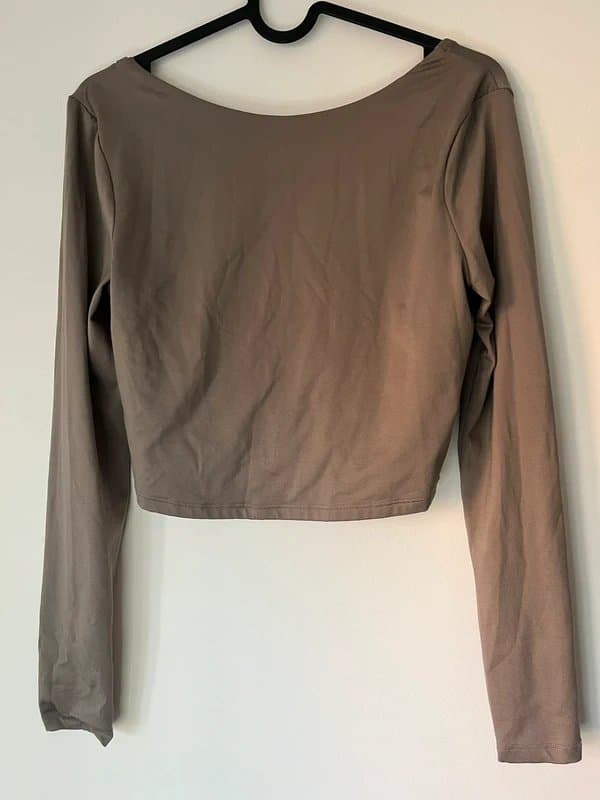 Bershka Bershka long sleeved crop top size m 👚