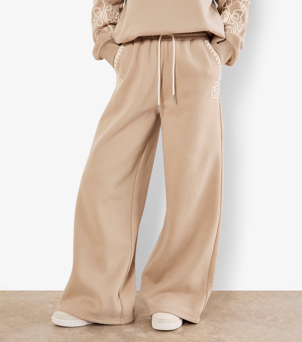 Apricot Women's Brown Floral Embroidered Trousers Apricot New Look - 2