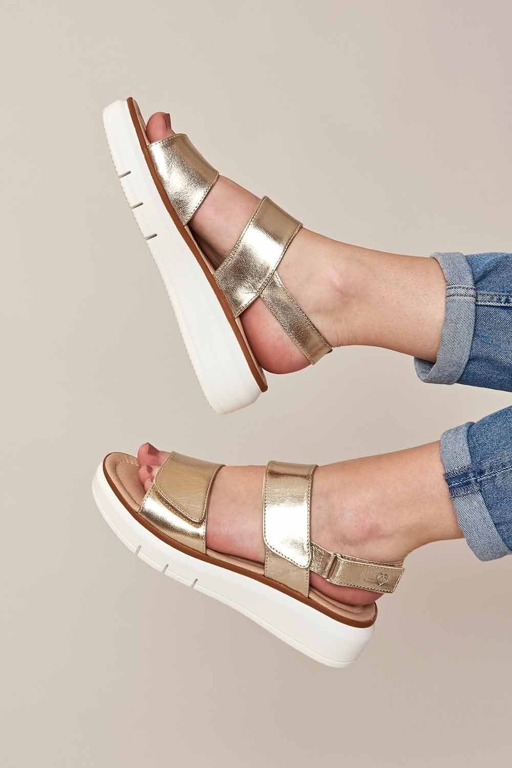 Moshulu Moshulu Women's 'Hallsands' Leather Platform Sandals In Metallic