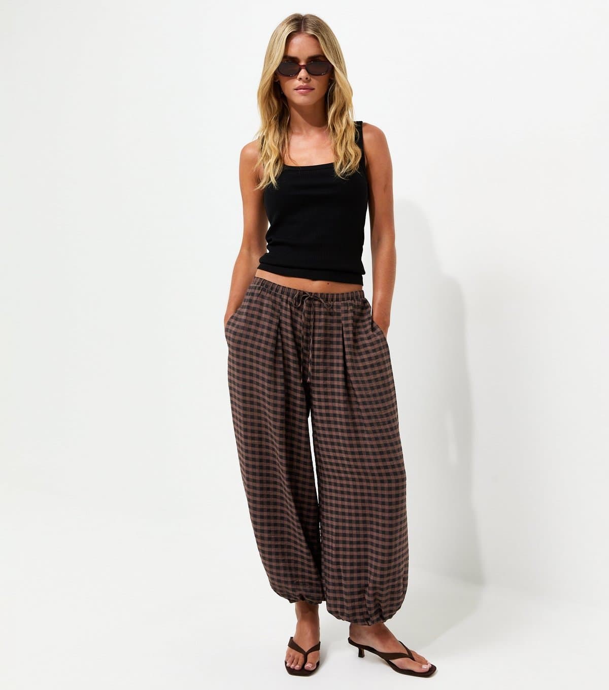 New Look Women's Petite Brown Crinkle Texture Gingham Print Cuffed Trousers New Look