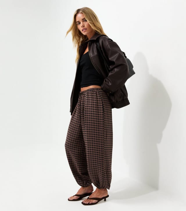 New Look Women's Petite Brown Crinkle Texture Gingham Print Cuffed Trousers New Look - 2
