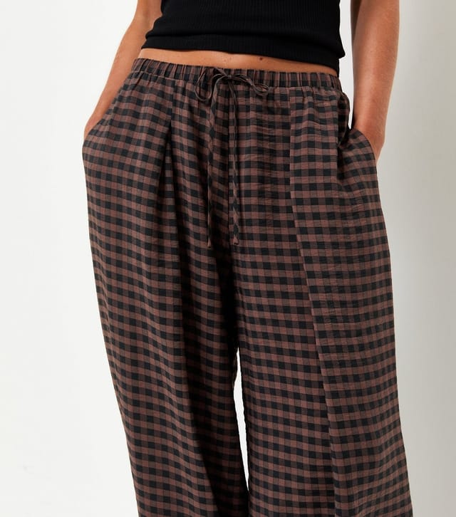 New Look Women's Petite Brown Crinkle Texture Gingham Print Cuffed Trousers New Look - 3