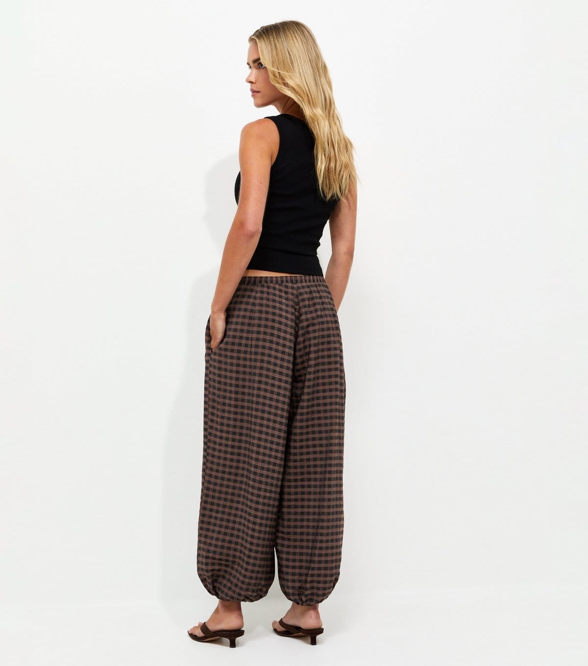 New Look Women's Petite Brown Crinkle Texture Gingham Print Cuffed Trousers New Look - 4