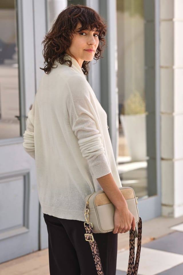Pure Collection Pure Collection Women's Cashmere Short Edge To Edge Cardigan in White - 3