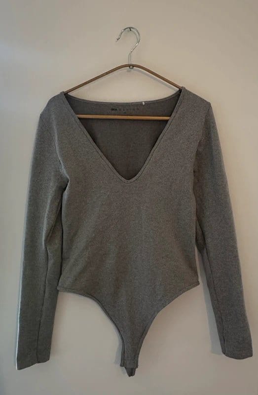 ASOS Design Long sleeve grey bodysuit with v neck - 1