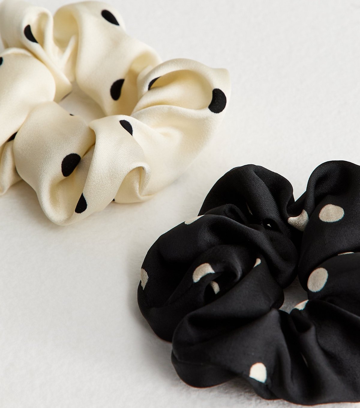 New Look Pack Of 2 Cream and Black Polka Dot Scrunchies New Look - 3