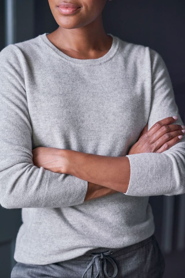 Pure Collection Pure Collection Women's Cashmere Crew Neck Sweater in Pale Grey - 2