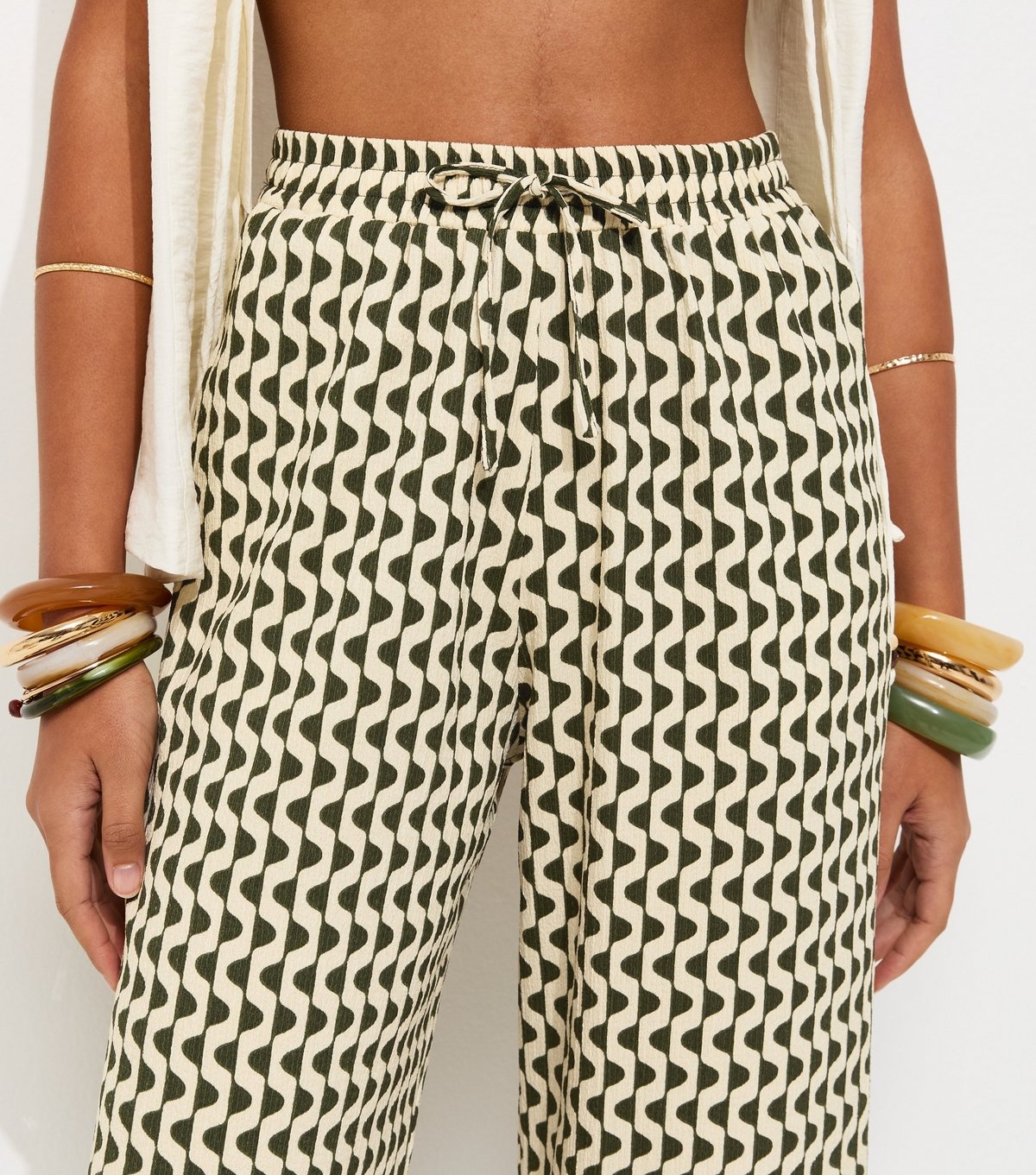 New Look Women's Green Geometric Crinkle Wide Leg Trousers New Look - 2