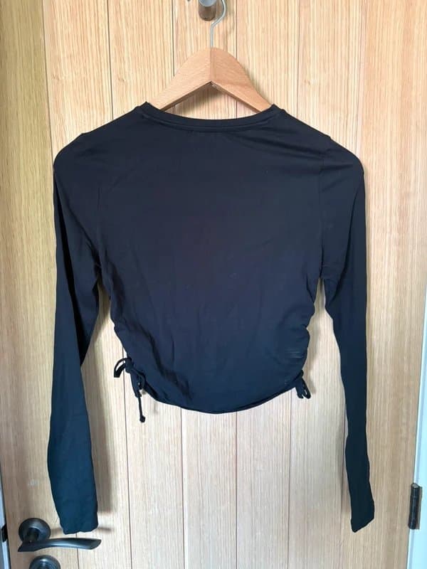 New Look New look women’s black cropped ruched side, long sleeved top, size 10