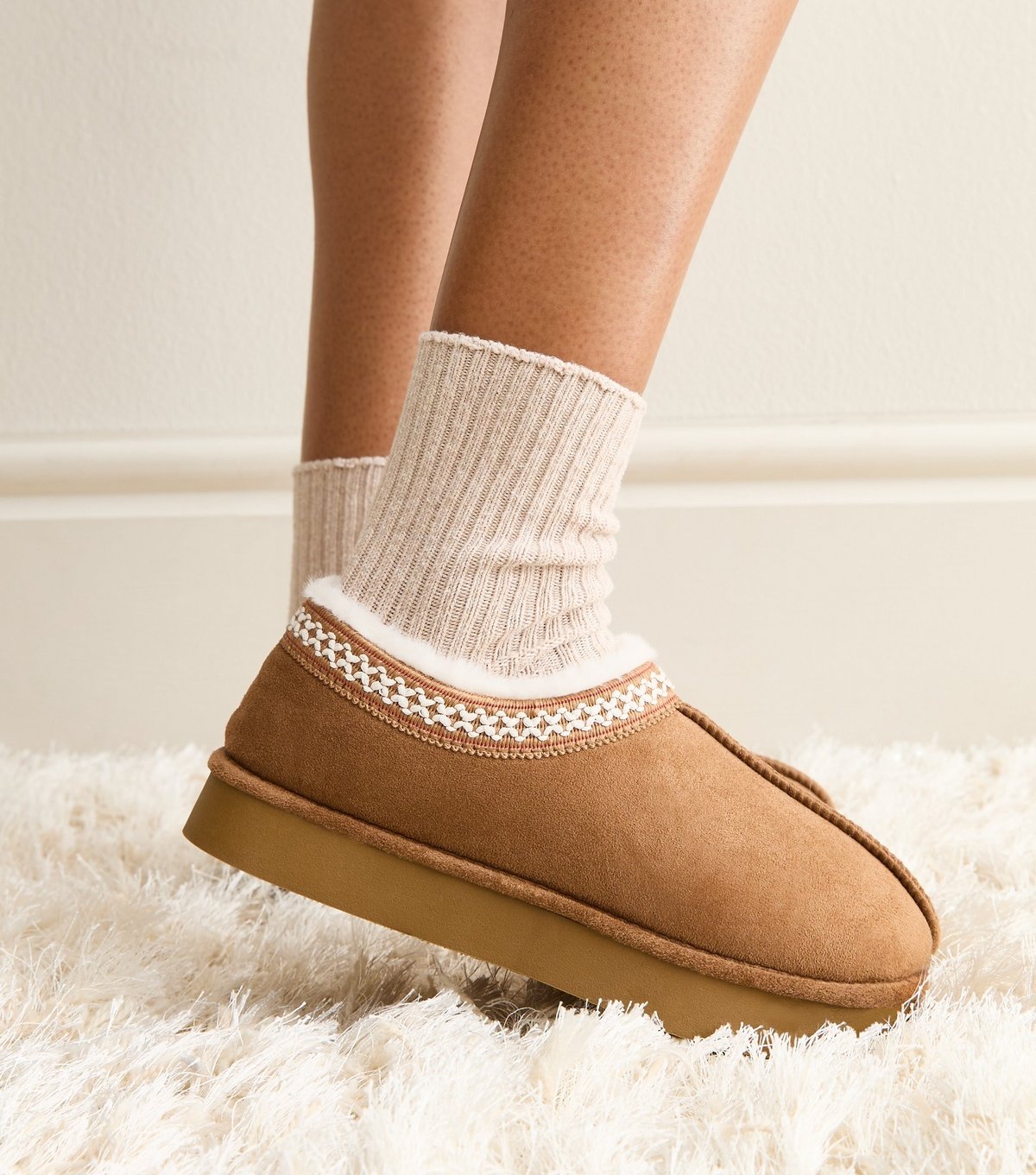 New Look Women's Tan Faux Suede Cross Stitched Faux Fur Lined Slipper Boots New Look - 2