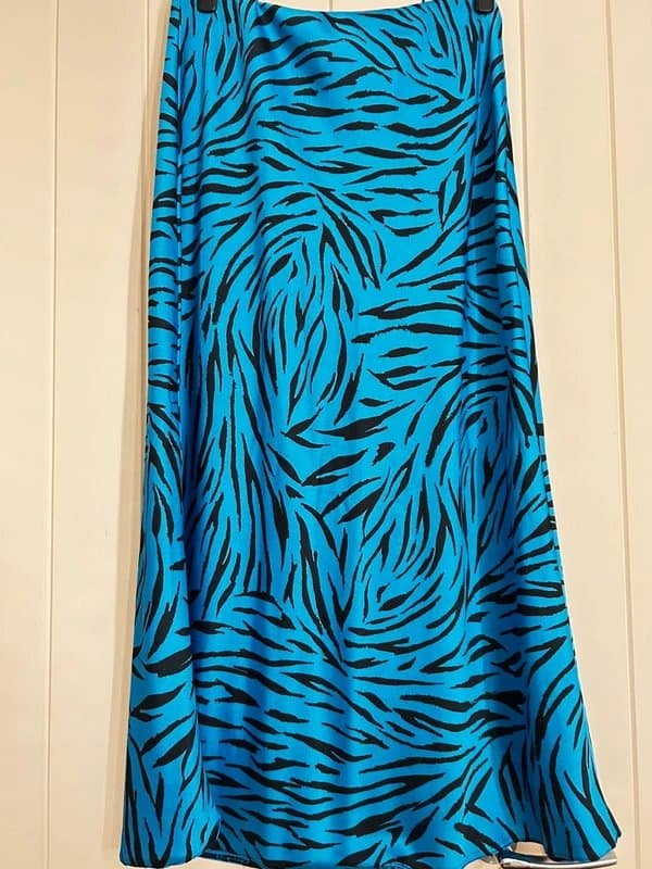 New Look Satin blue print skirt