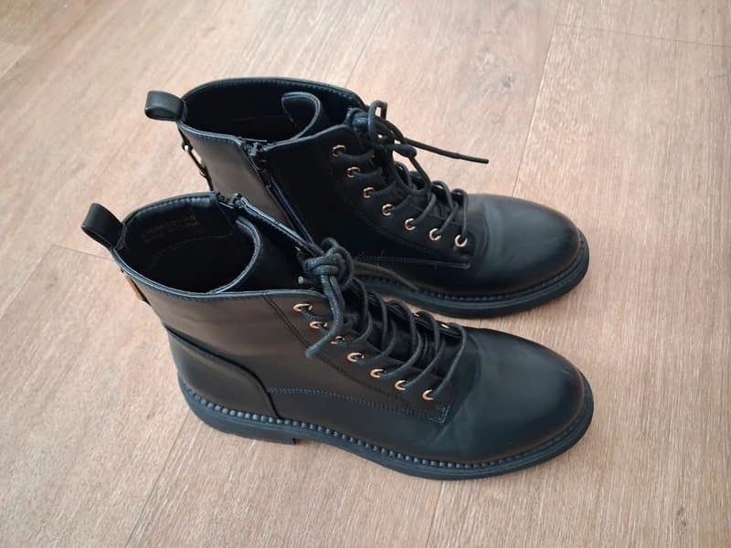 New Look New Look comfort fit black lace-up ankle boots and side zip fastening.