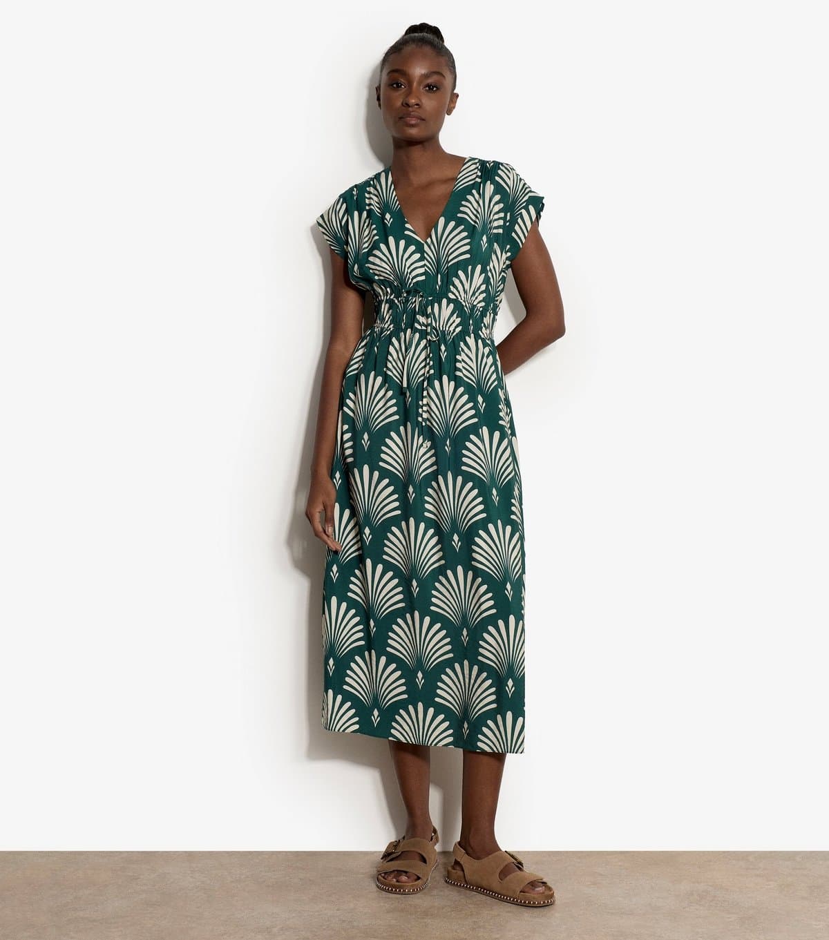 Apricot Women's Green Palm Print V-Neck Midi Dress Apricot New Look
