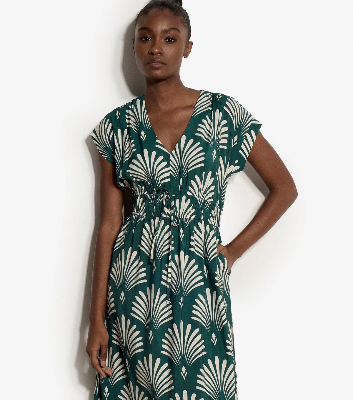 Apricot Women's Green Palm Print V-Neck Midi Dress Apricot New Look - 4