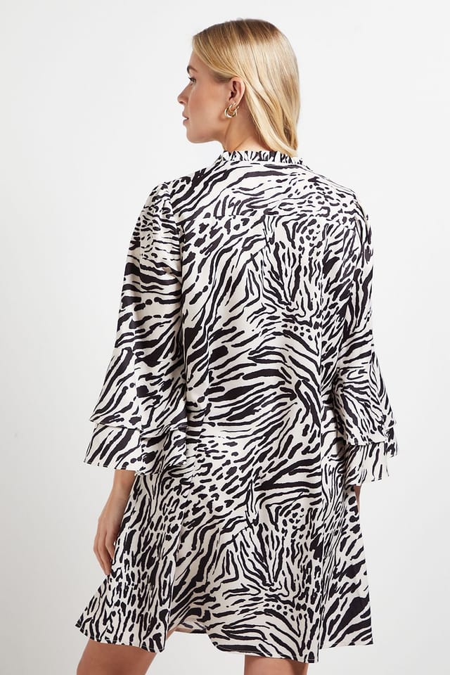 Wallis Wallis Women's Petite Printed Ruffle Sleeve Shift Dress in Mono - 3