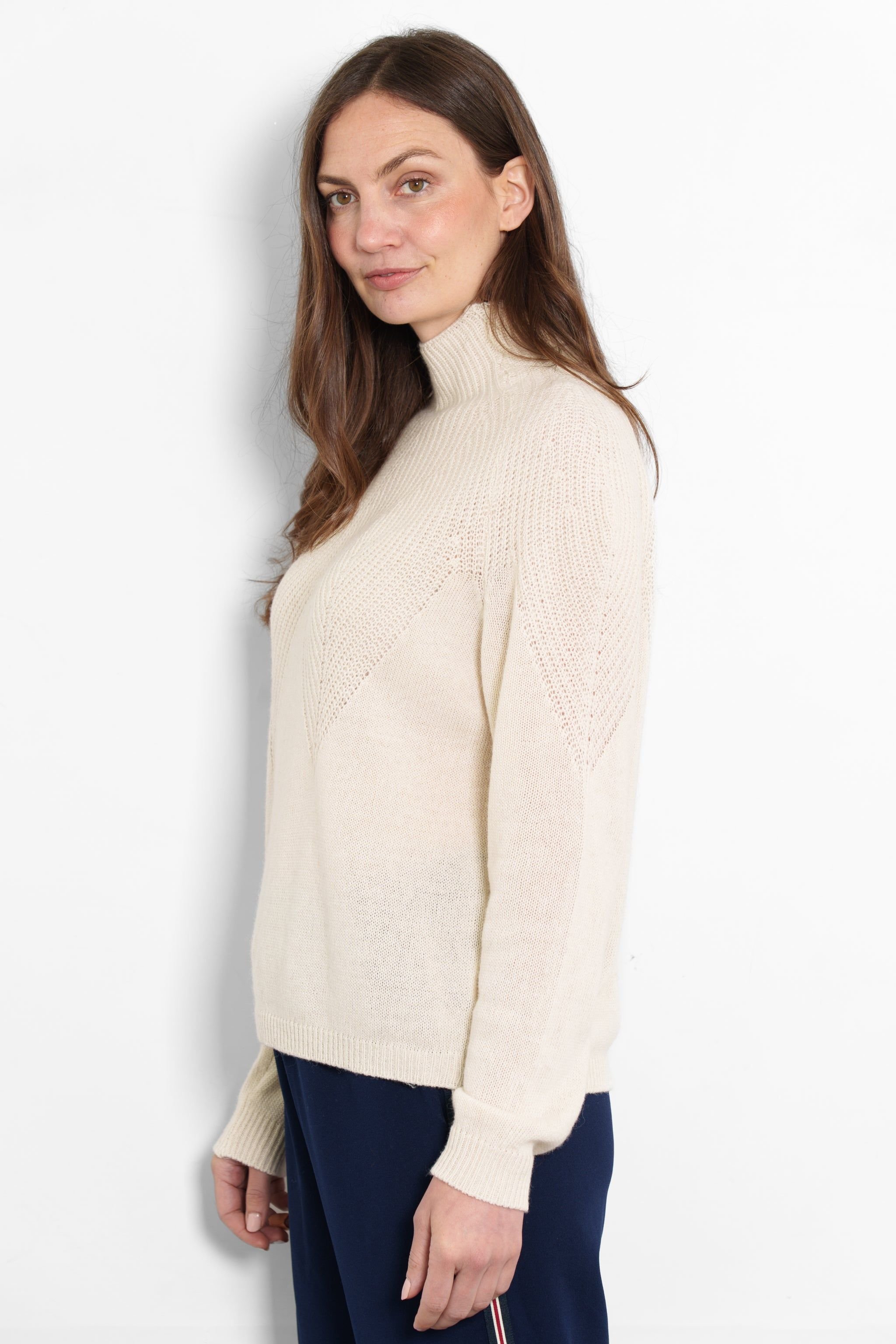 Sarta Sarta Women's Mallory Cashmere Blend Ribbed Knitted Jumper in Cream - 2