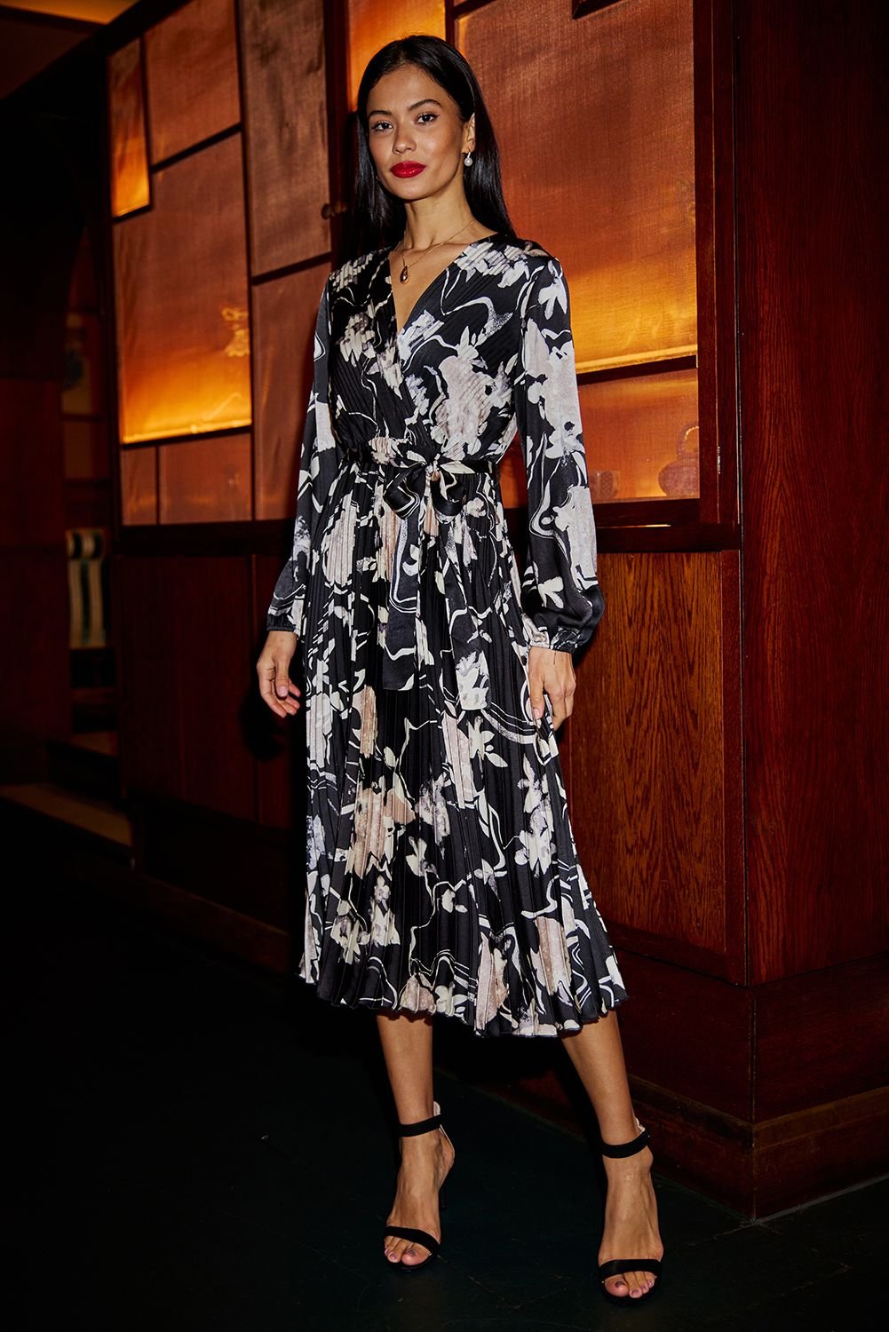 Yumi Yumi Women's Black Floral Satin Pleated Midi Dress - 2