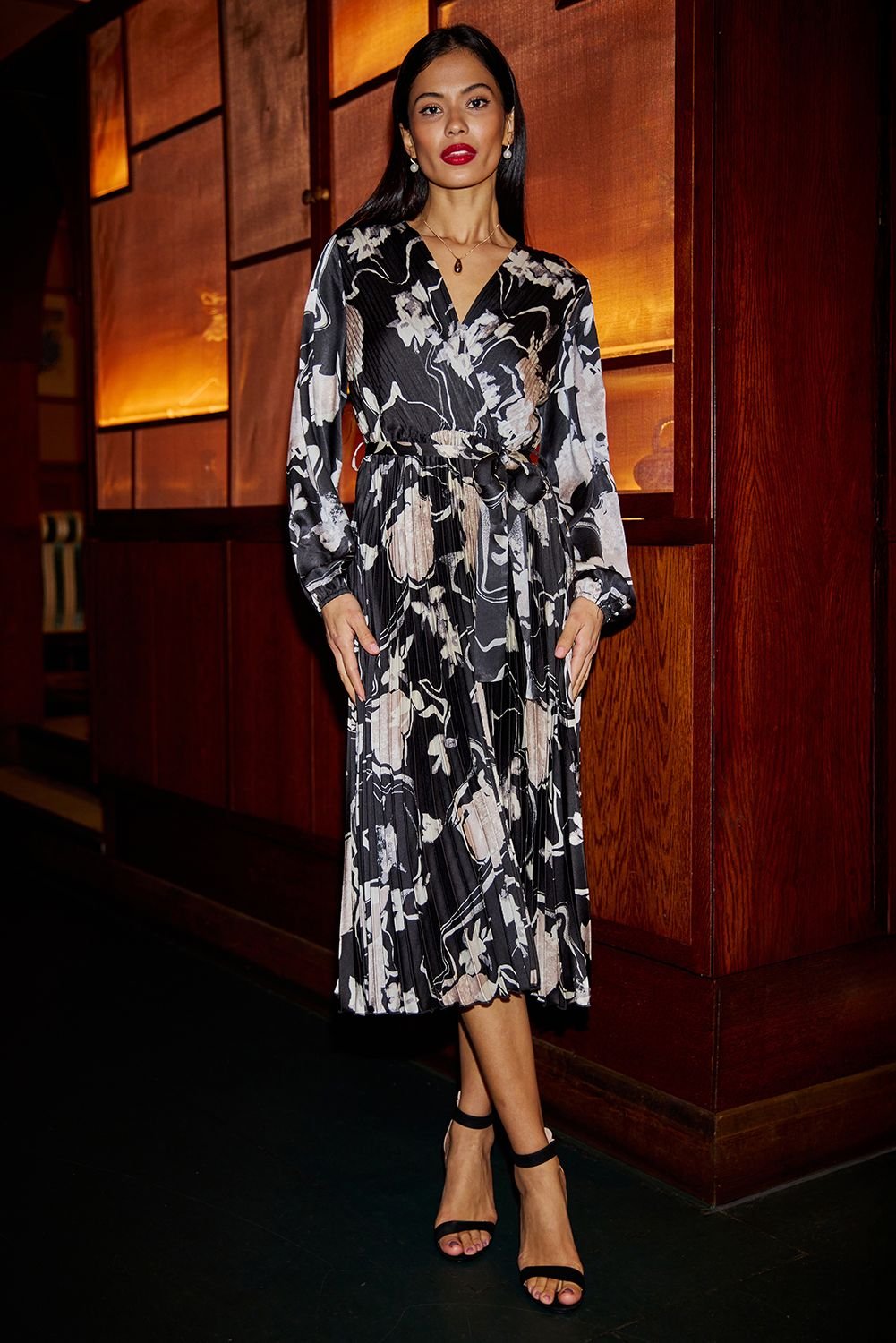 Yumi Yumi Women's Black Floral Satin Pleated Midi Dress - 3