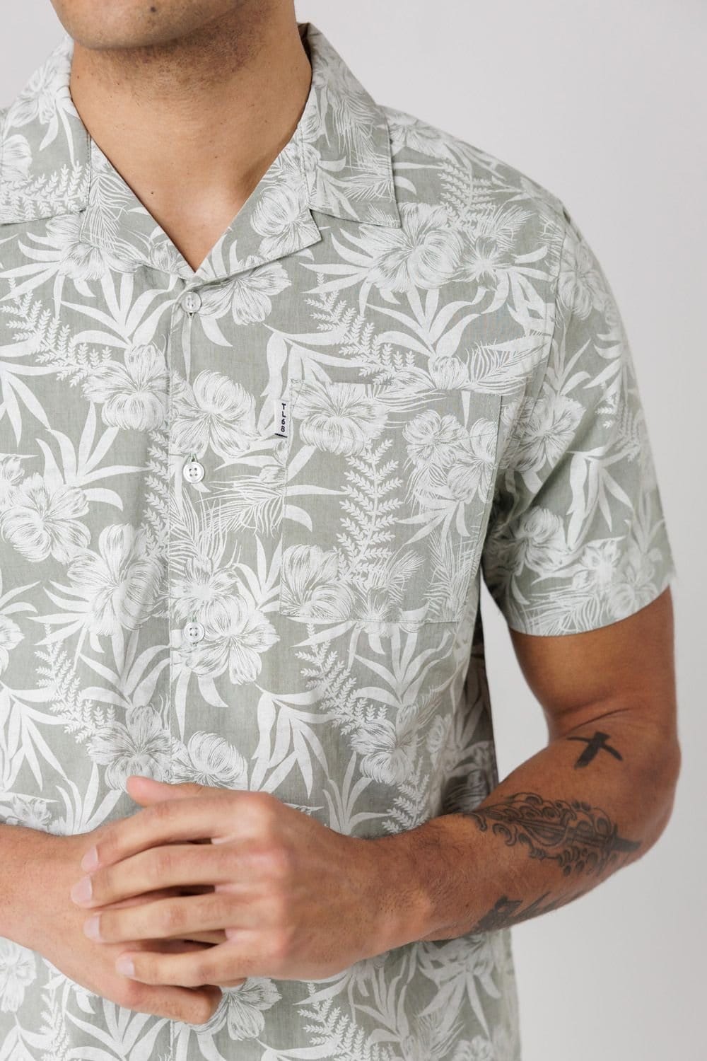 Tokyo Laundry Tokyo Laundry Men's Cotton Short Sleeve Button-Up Tropical Print Shirt in Green - 4
