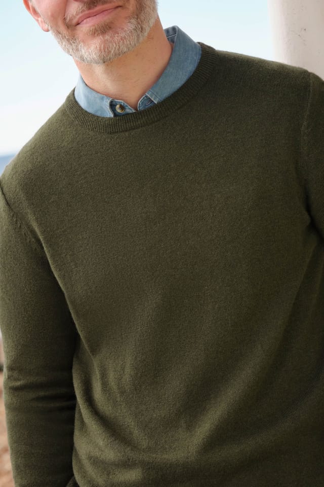 WoolOvers WoolOvers Men's Cashmere Merino Crew Neck Jumper in Dark Green - 2