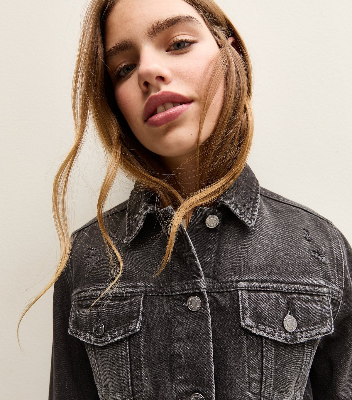 New Look Girls' Black Distressed Cropped Denim Jacket New Look - 2