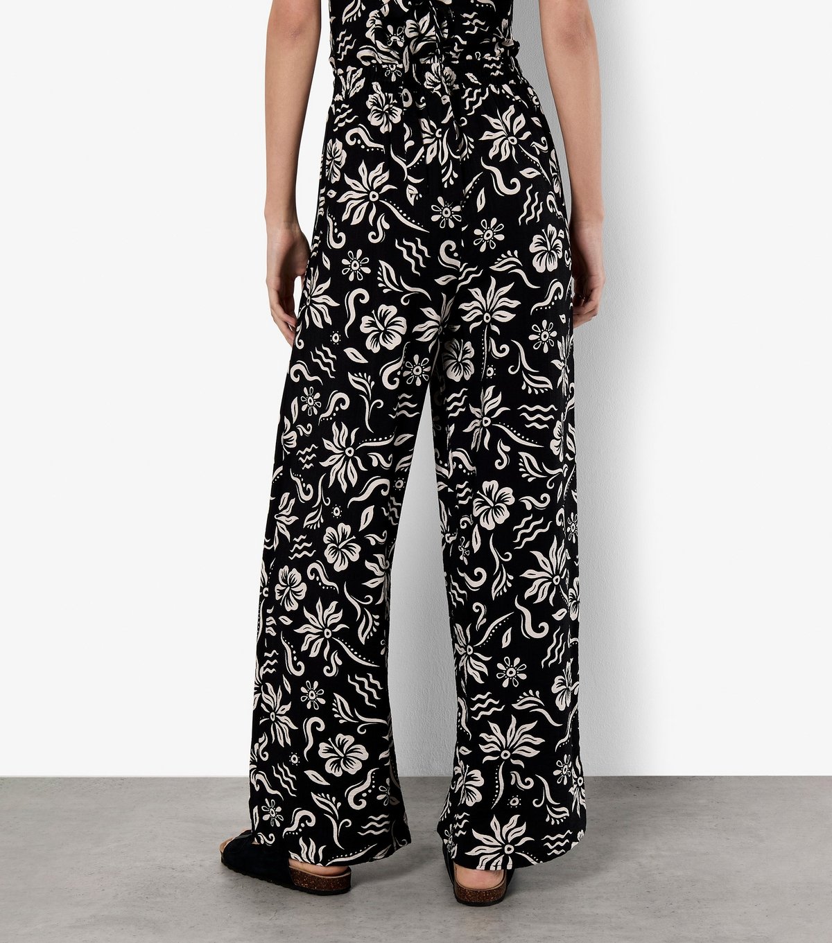 Apricot Women's Black Tropical Print Trousers Apricot New Look - 3