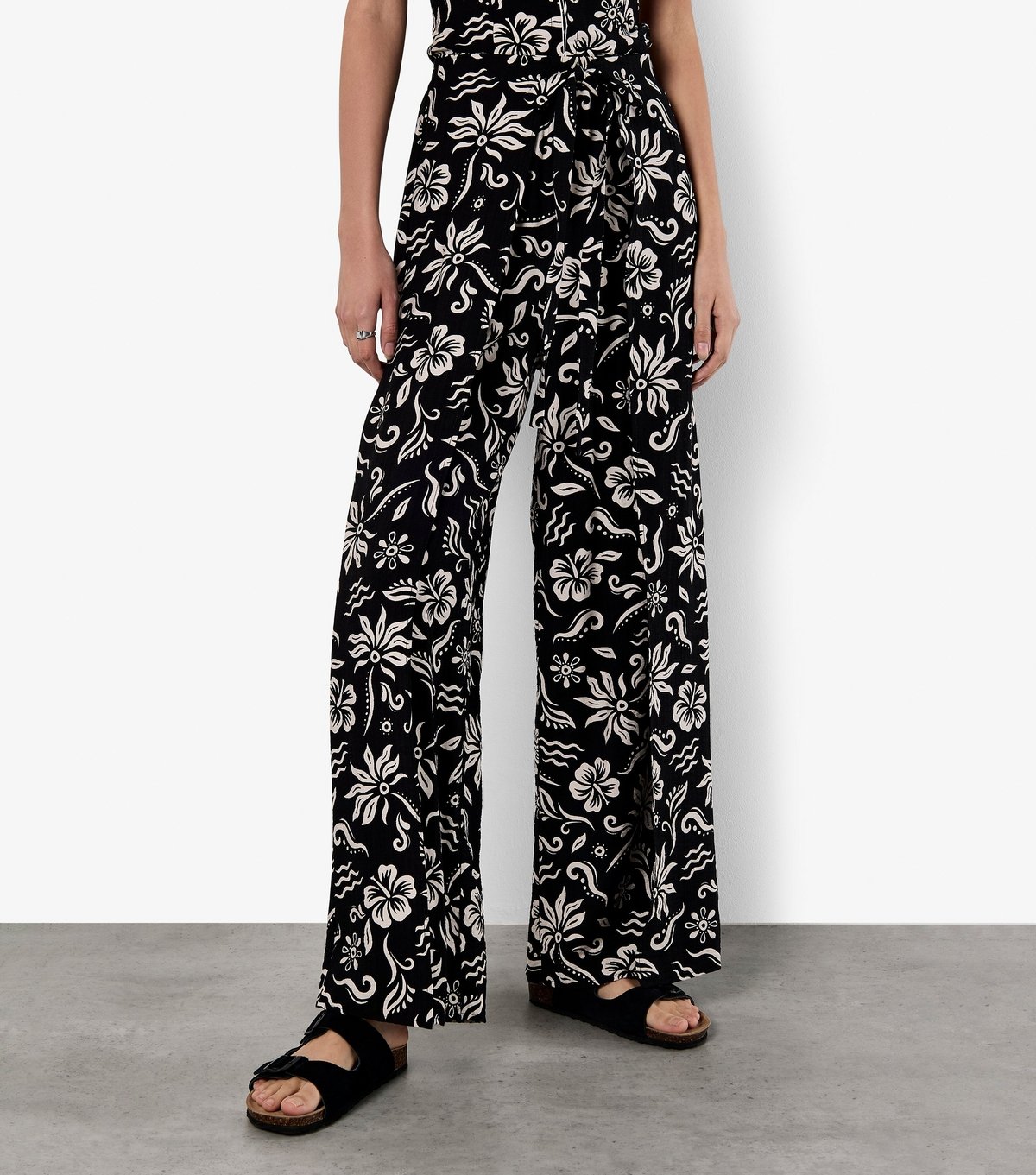 Apricot Women's Black Tropical Print Trousers Apricot New Look - 4