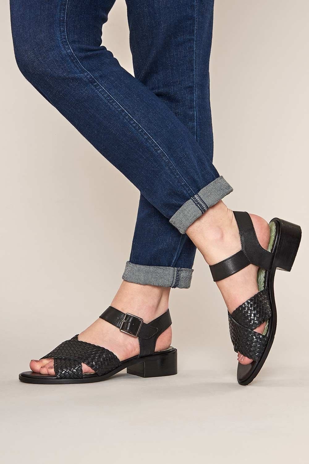 Moshulu Moshulu Women's 'Sapporo' Heeled Leather Sandals in Black