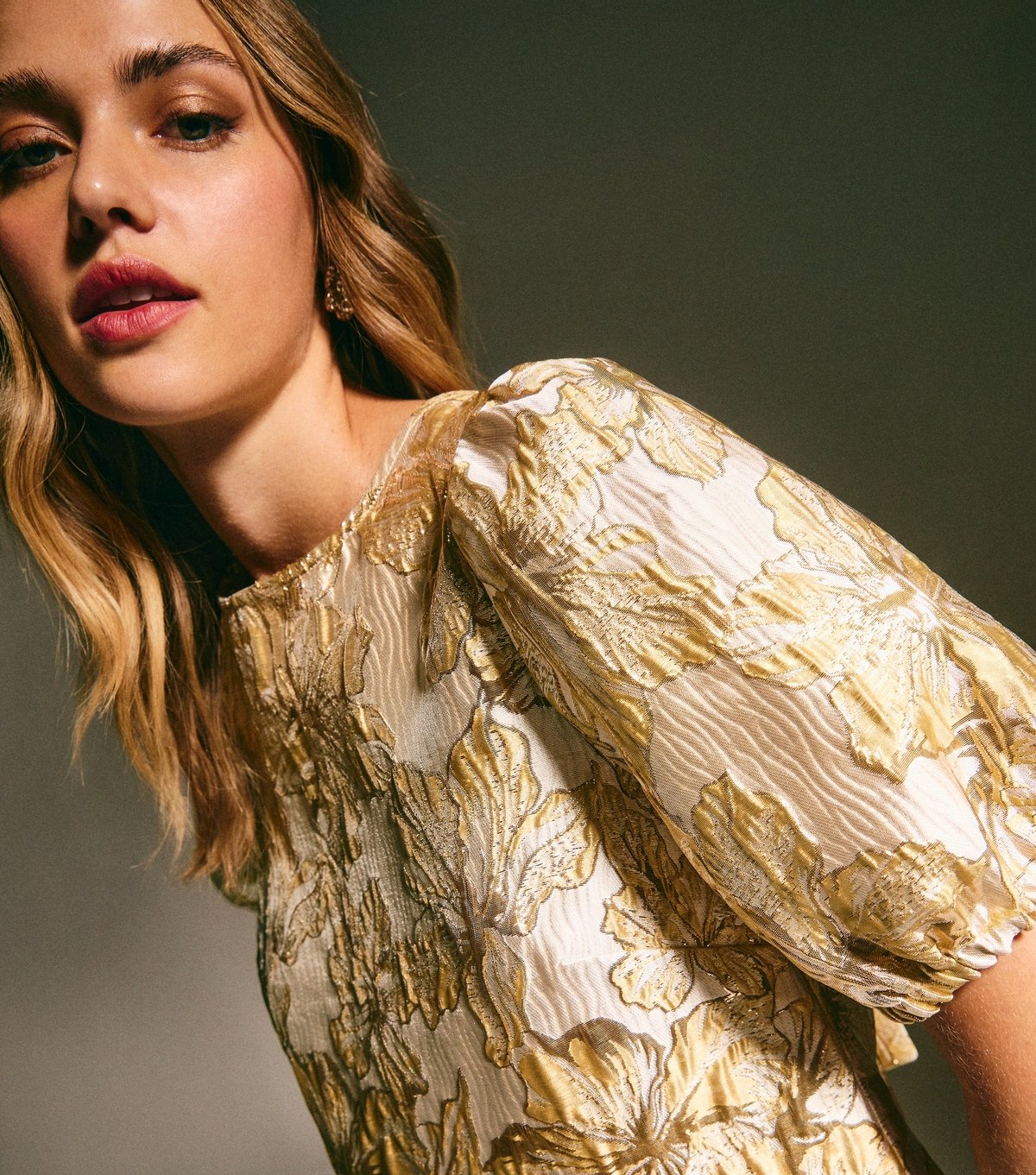 New Look Women's Gold Floral Jacquard Short Sleeve Top New Look - 2