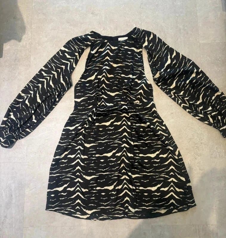 Topshop Topshop Animal Print silky dress with open sleeve detail.