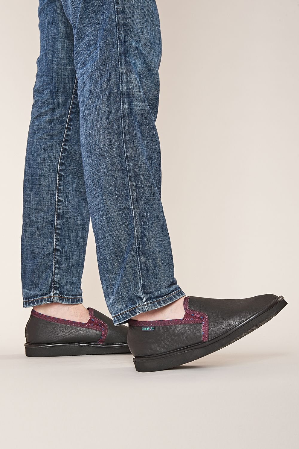 Moshulu Moshulu Men's 'Nepal 4' Men's Classic Leather Slippers in Black - 2