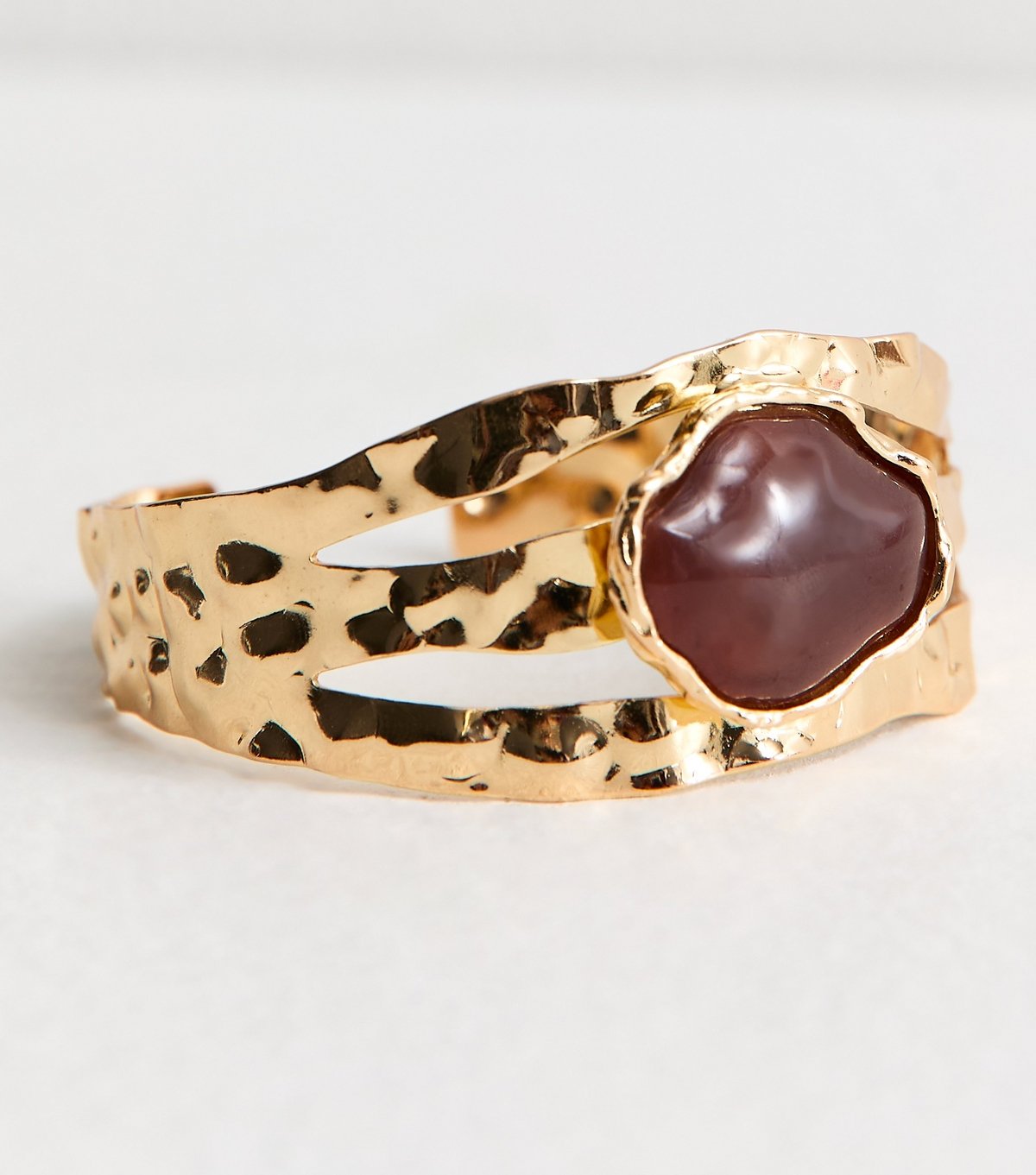 New Look Gold Tone Beaten Resin Circle Cuff Bracelet New Look - 4