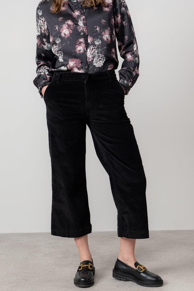 Lily & Me Lily & Me Women's Isla Stretch Jumbo Cord Cropped Trousers in Black - 2