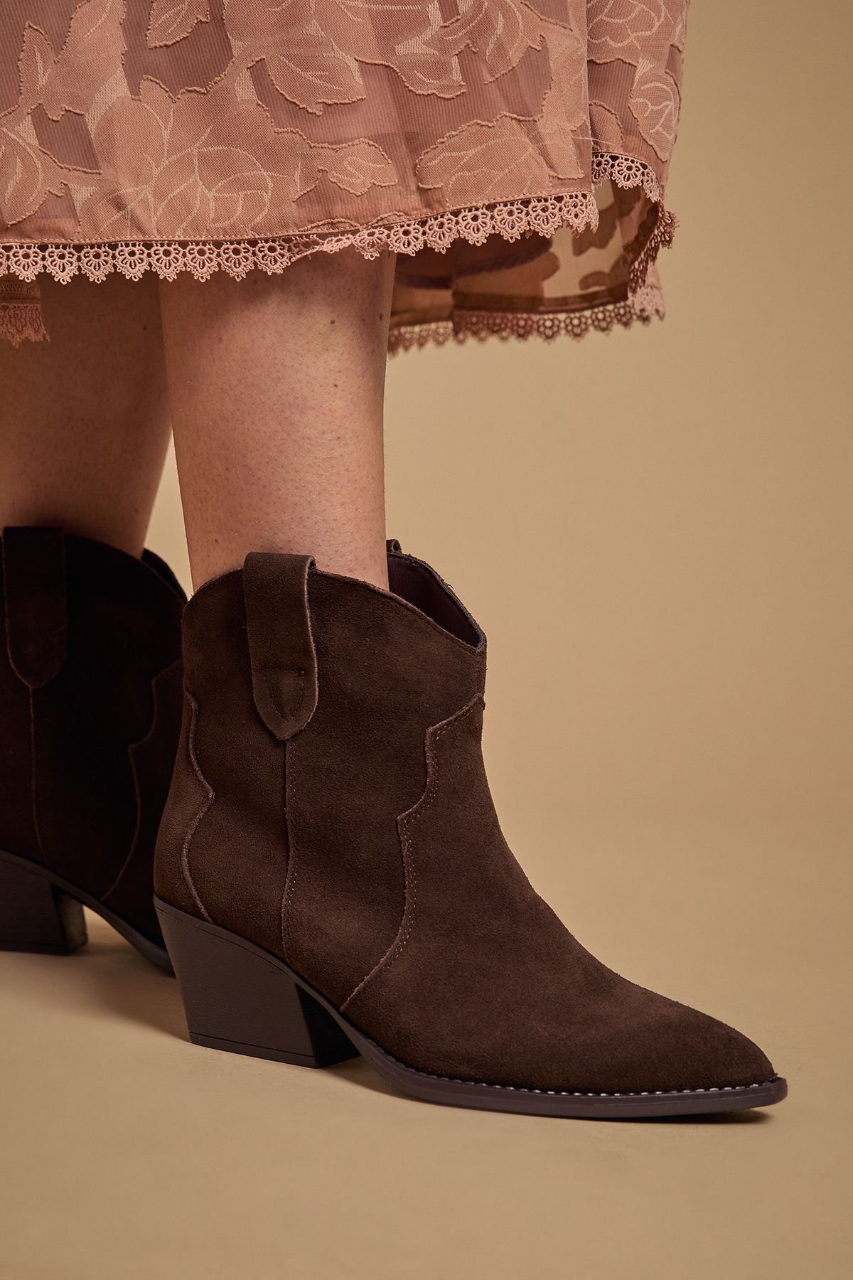 Oasis Oasis Women's Amber Real Suede Western Ankle Boots in Chocolate - 4