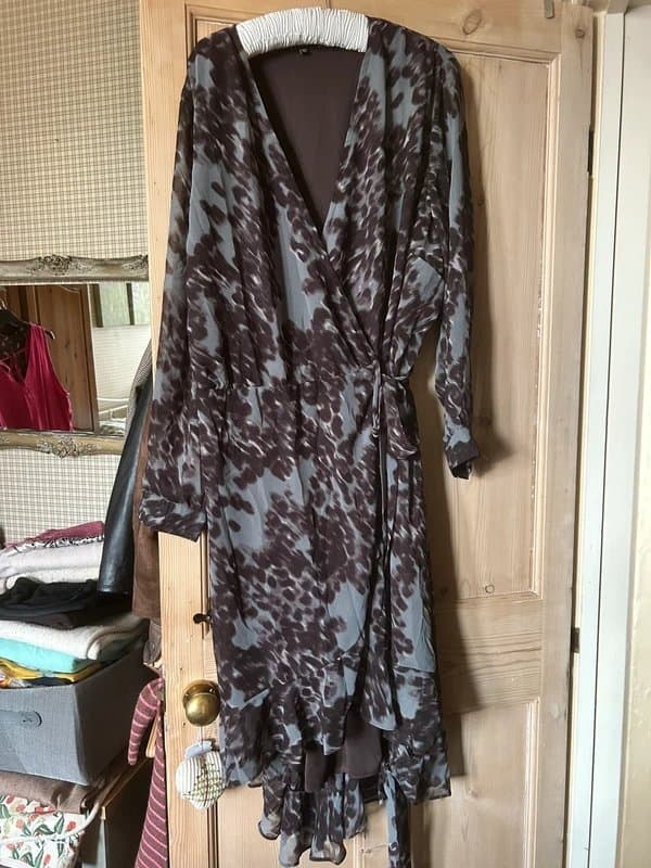 Joanna Hope Joanna Hope wraps stunning dress size 32